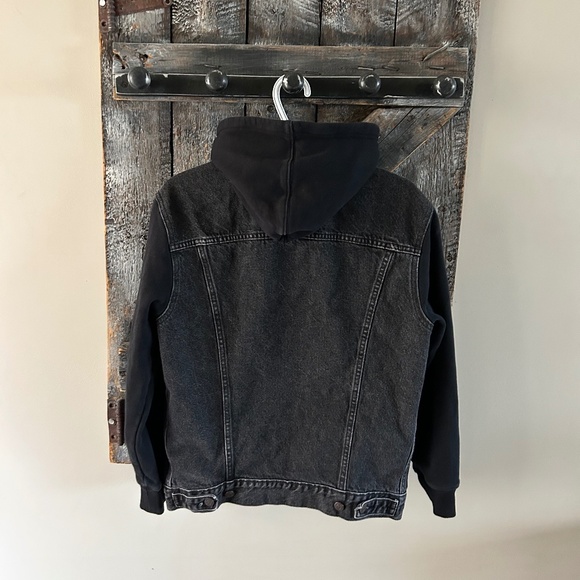 Men's Levi's Jean Jacket Faded Black Wash with Black Sweatshirt Sleeves & Hood - Picture 2 of 3
